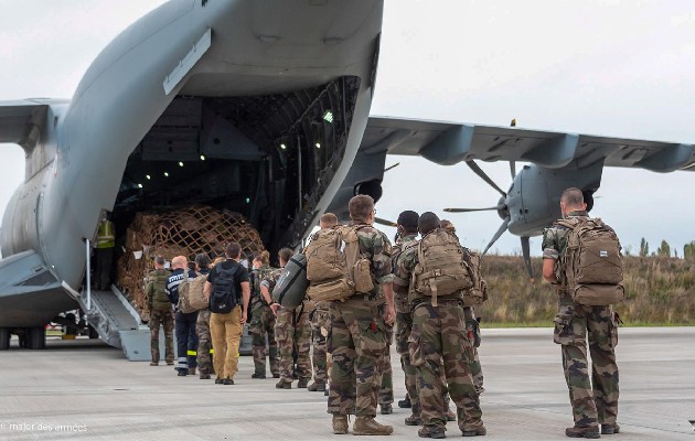 Más de 200 personas salen de Kabul en vuelo militar francés. Foto: EFE