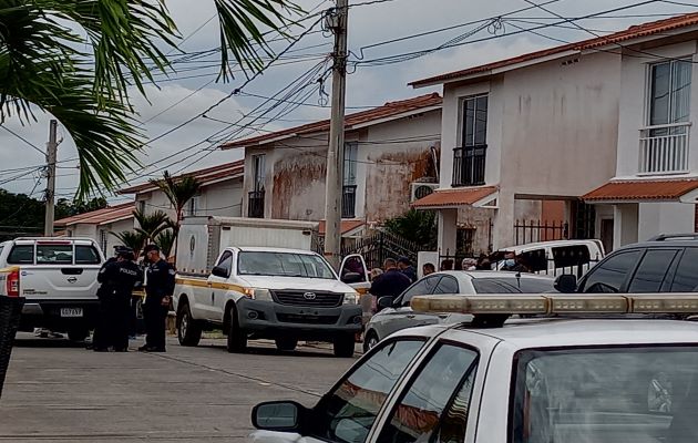 Paramédicos del Sistema Único de Manejo de Emergencias (Sume) 911 se presentaron al sitio, confirmando la muerte de la mujer. Foto: Eric Montenegro