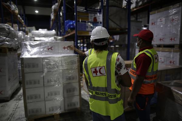 Personal de la Cruz Roja de Panamá alista ayuda humanitaria que será enviada a Haití. EFE