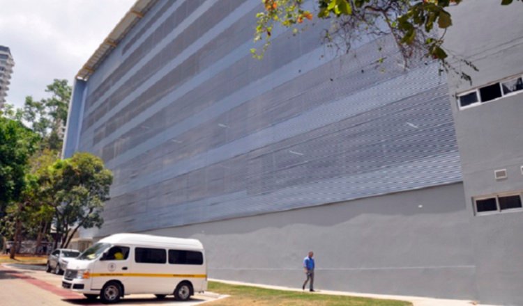 Donde estuvo el laboratorio, hoy hay un edificio de aparcaderos. Archivo