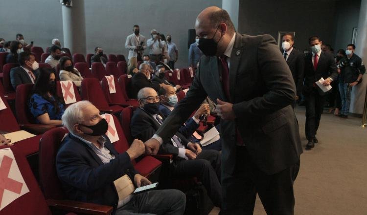 El magistrado Alfredo Juncá saluda al expresidente Ricardo Martinelli durante el inicio del debate a las reformas electorales.  Víctor Arosemena