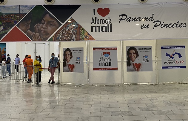 La vacunación con Astrazeneca en Albrook Mall es en el pasillo de La Orca.