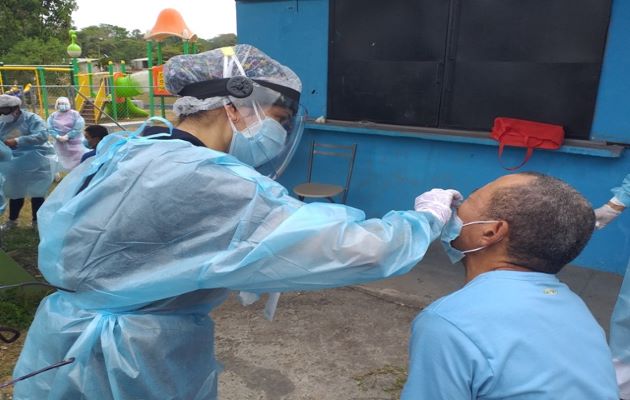 Sermedic Panamá de Leonardo Labrador y Ana Lorena Chang efectuaban hisopados a los viajeros de las islas del Pacífico. Foto. Grupo Epasa