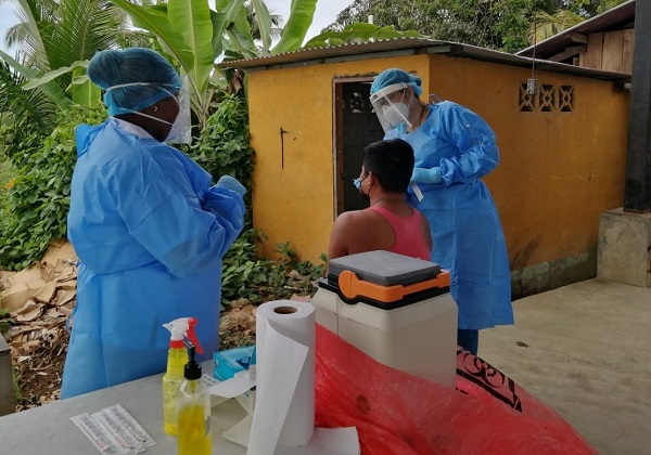 El Equipo de Respuesta Rápida continúo hoy con la búsqueda activa de casos de covid-19 en Guabito, Bocas del Toro. Foto: Cortesía Minsa
