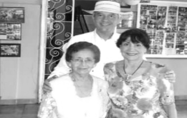 Doña Dalila Vera, el autor y su madre, Mercedes Navarro de Figueroa, en la Dulceria Yelis, Pedasi, en el año 2010. Foto: Cortesía del autor Jaime Figueroa Navarro.
