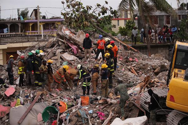 Rescatistas trabajan en labores de búsqueda y rescate de víctimas y/o sobrevivientes del terremoto en Haití. EFE