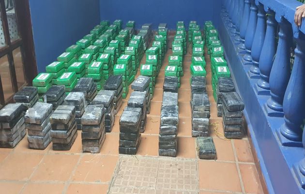 Las unidades ubicaron la droga oculta en una embarcación en la que se transportaban los hondureños. Foto: Cortesía Procuraduría General de la Nación