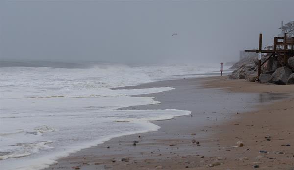 Vista general este domingo de la playa Misquamicut, antes de la llegada de la tormenta tropical Henri, en Westerly (Rhode Island, EE.UU.). Foto: EFE