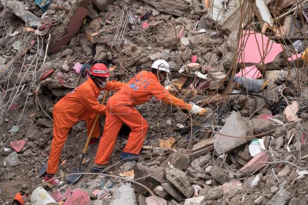 Una fuente del organismo de socorro haitiano aseguró que no se han interrumpido las labores de búsqueda por posibles supervivientes del terremoto. Foto: EFE