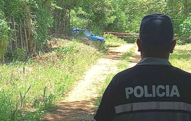 El joven fue encontrado dentro de la cajuela de un auto color azul, en el área conocida como La Cantera, en Altos de La Peña, en el distrito de Los Santos. Foto: Thays Domínguez