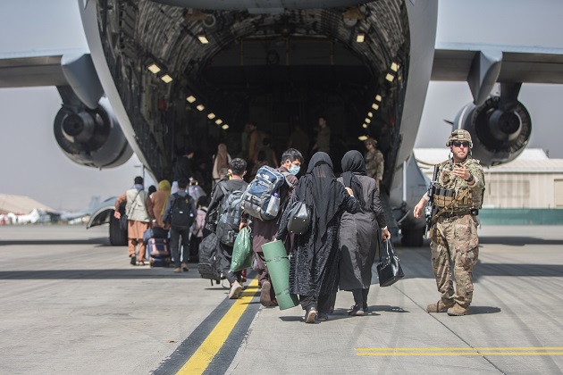 Esta medida dificultará los intentos de Estados Unidos y de otras naciones de evacuar a los aliados afganos vulnerables en el país. Foto: EFE