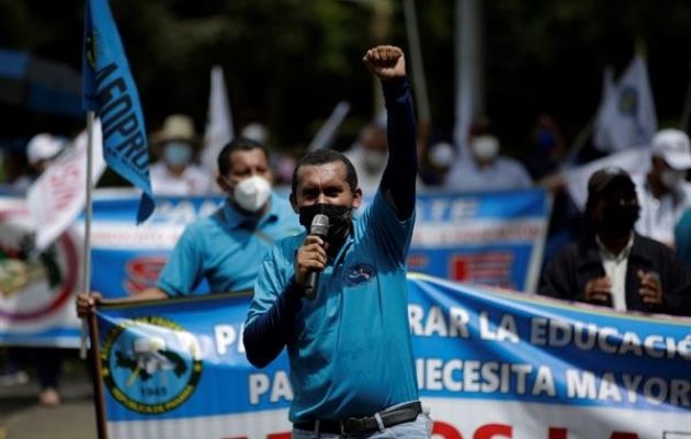 Docentes protestan frente a la sede del Ministerio de Educación de Panamá rechazando el retorno a las aulas. EFE