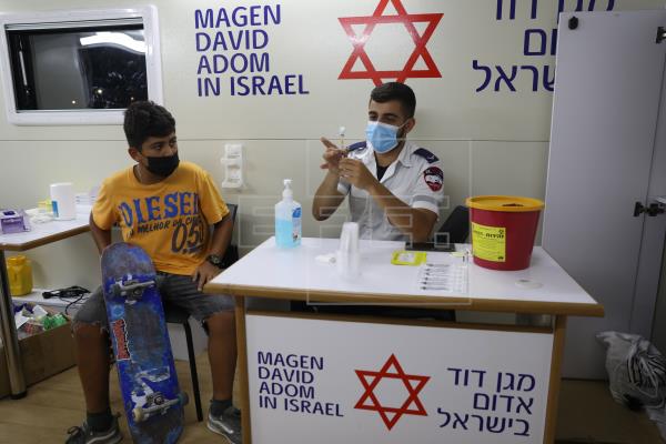 Un menor es vacunado contra la covid- 19 en un centro de vacunación de Tel Aviv, Israel. Foto: EFE