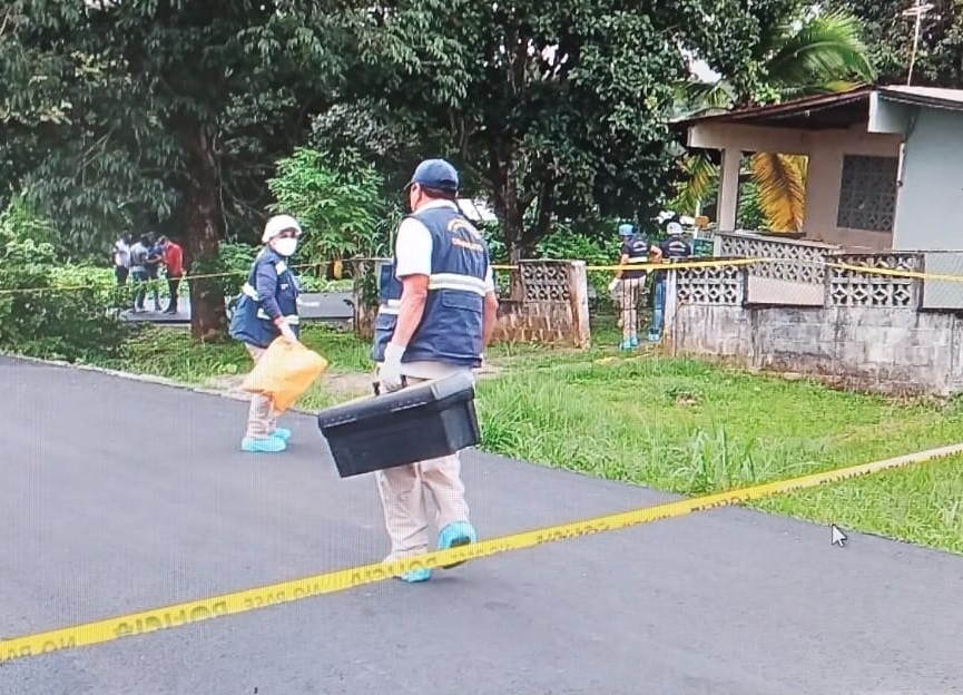  Peritos de Criminalística en la vivienda donde ocurrieron los hechos, localizada en calle Los Calabacitos. Foto: Eric A. Montenegro