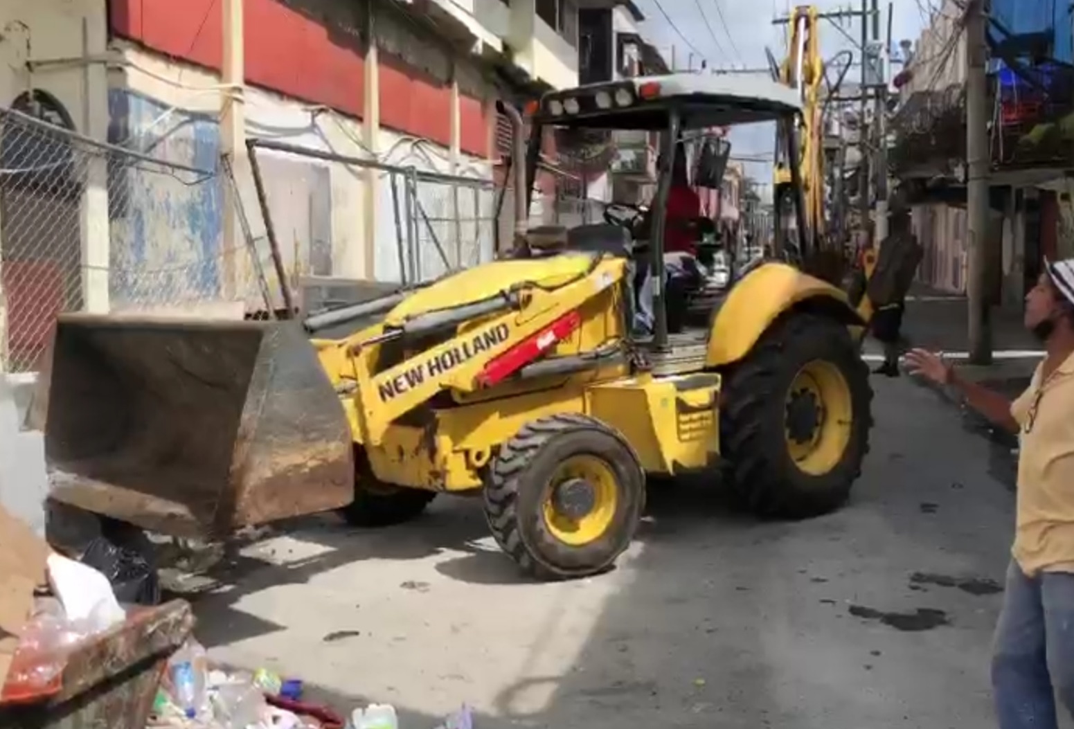 Momentos cuando se procedía con la demolición de la estructura. Foto: Diómedes Sánchez S.