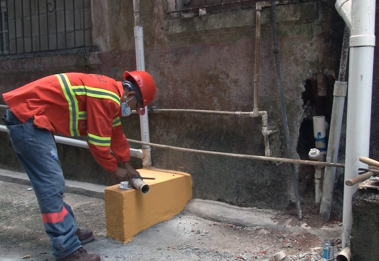 Se busca evitar que las aguas negras se desborden por los callejones y hogares. Foto: Diómedes Sánchez S.