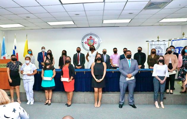 Los estudiantes con los mayores puntajes de cada universidad, tienen la opción de desarrollar su maestría en Panamá o en el extranjero, según sea su preferencia. Foto:  Cortesía Ifarhu