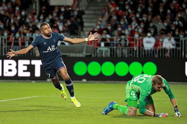 El director deportivo del PSG, Leonardo, no descarta la salida del atacante campeón del mundo. Foto: EFE