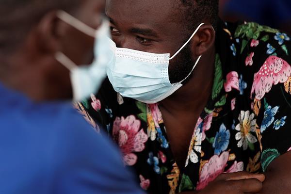 Migrantes haitianos en el albergue de San Vicente en Metetí (Panamá). EFE