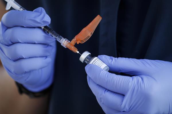 Personal sanitario prepara la vacuna contra la covid-19. EFE