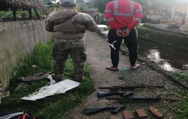 El detenido tenía en su residencia dos armas de grueso calibre. Foto: Diomedes Sánchez