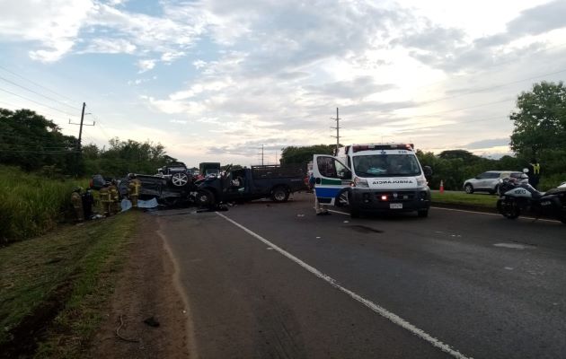 Las autoridades investigan las causas de este accidente y no descartan que el exceso de velocidad sea la posible uno de los motivos de este lamentable accidente. Foto: Cortesía