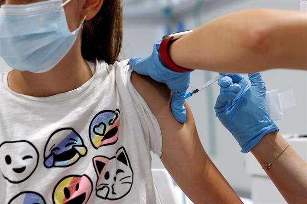 La vacuna de Pfizer-BioNTech produce efectos secundarios de leves a moderados y que pasan rápido cuando se administra a adolescentes de 12 a 15 años. Foto: EFE