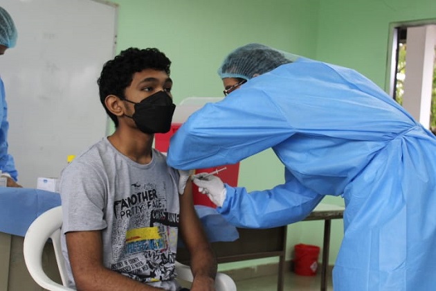 Panamá comenzó el pasado 14 de julio la inmunización contra el coronavirus en adolescentes mayores de 12 años con la vacuna de Pfizer. Foto: Cortesía @CSSPanama