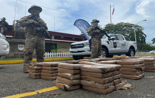 La embarcación, tripulantes y la presunta droga, fueron trasladados a la Base Naval Almirante Cristóbal Colón en Sherman, para las diligencias de allanamiento y registro pertinentes. Foto: Cortesía Senan