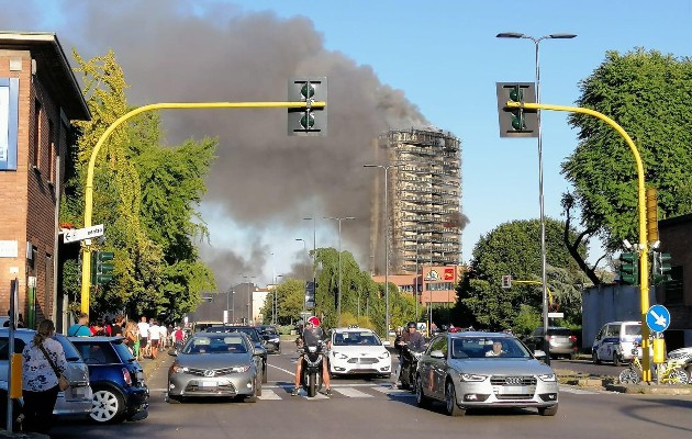 Un incendio ha devorado la fachada de un edificio de 20 pisos en Milán. Foto:EFE