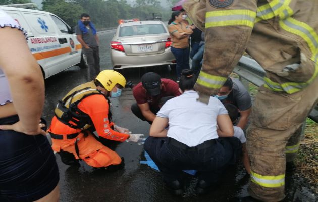 Al lugar del accidente acudieron paramédicos del Sinaproc, Bomberos y 911. Foto: José Vásquez