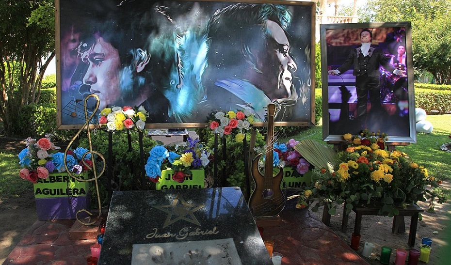 Altar en homenaje al cantautor mexicano Juan Gabriel. EFE