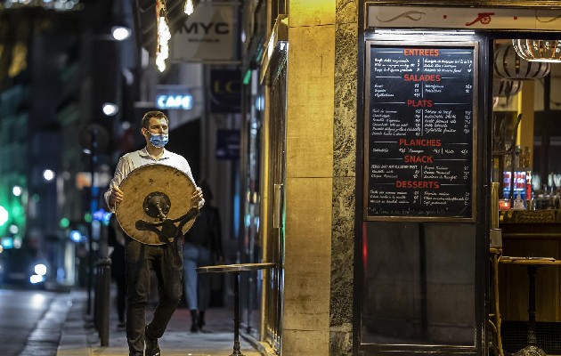 Multa y hasta prisión por incumplimiento del pase covid en Francia. Foto: EFE