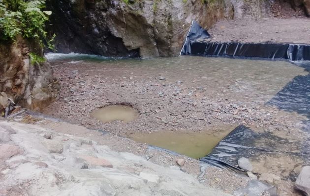 La toma de agua se mantiene obstruida por la gran cantidad de sedimentación y masa vegetal que arrastró el río Chorro Blanco. Foto: José Vásquez