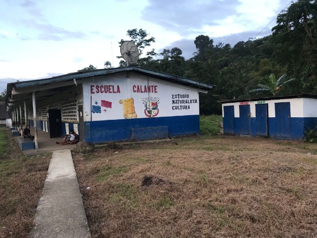 En la escuela se carece de mobiliario como sillas, pupitres, pizarras, no se cuenta con piso de cemento, cuando llueve los niños se mojan, las paredes son de madera y tampoco hay servicio de agua. Foto/Melquiades Vásquez