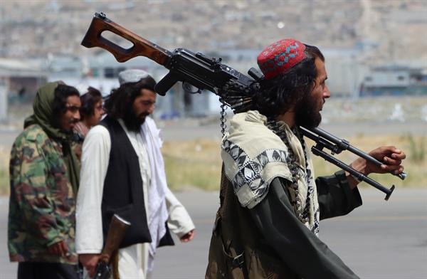 Las fuerzas talibanas aseguran el Aeropuerto Internacional Hamid Karzai, después de la retirada de Estados Unidos, en Kabul, Afganistán. EFE