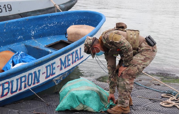 Los implicados lanzaron varios sacos con presunta sustancia ilícita al mar. Foto: Cortesía Senan Los implicados lanzaron varios sacos con presunta sustancia ilícita al mar. Foto: Cortesía Senan