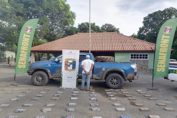 Un ciudadano panameño fue detenido con la sustancia ilícita. Foto: Cortesía Senafront Un ciudadano panameño fue detenido con la sustancia ilícita. Foto: Cortesía Senafront