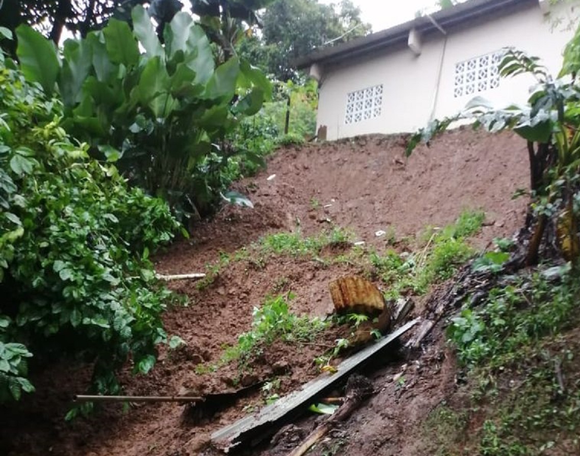 Un alud de tierra por poco se lleva la casa de Valencio Velásquez. Foto: Diómedes Sánchez