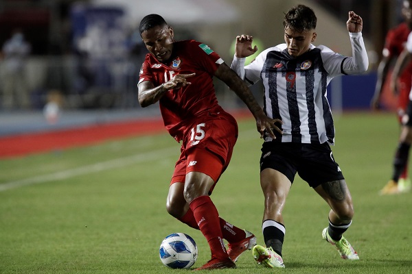 Eric Davis de Panamá  protege el balón ante la marca del tico Manfred Ugalde. Foto:EFE