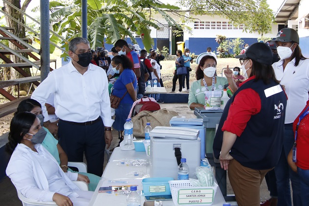 El ministro Luis Francisco Sucre (izq.) dijo que cada martes se levantan más restricciones en Panamá. Foto: Cortesía Minsa