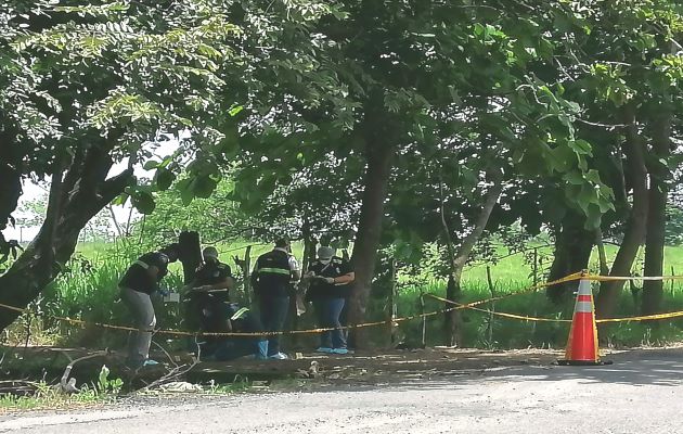 Tras el hallazgo del cuerpo, las autoridades iniciaron las pesquisas en el lugar, mientras la escena era asegurada por parte de criminalistas del Ministerio Público. Foto: Thays Domínguez