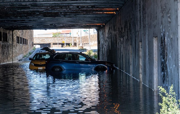 Las lluvias récord caídas en la Gran Manzana se hacían notar aún hoy en el sistema de transporte de la ciudad. Foto:EFE