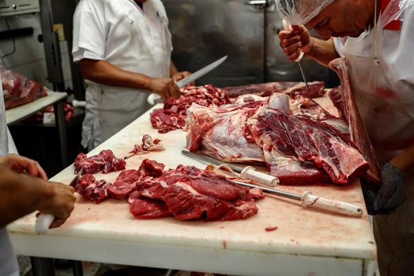 Fotografía de archivo de carniceros mientras preparan cortes de carne ayer en un mercado del centro de Sao Paulo (Brasil). EFE