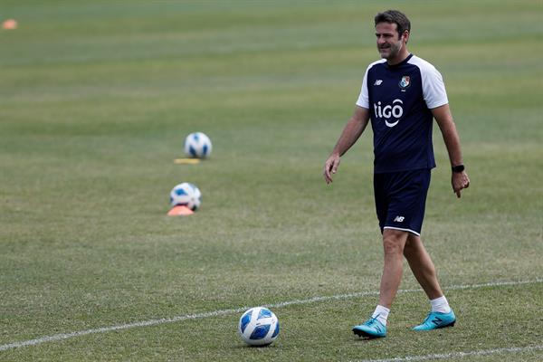 El director técnico de la selección de fútbol de Panamá, Thomas Christiansen durante un entrenamiento el pasado miércoles en el estadio Rod Carew de Ciudad de Panamá (Panamá). EFE