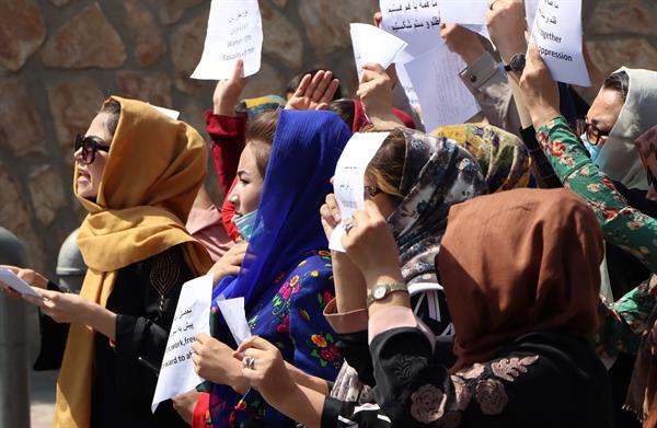 Protesta de mujeres afganas este viernes en Kabul. Foto: EFE