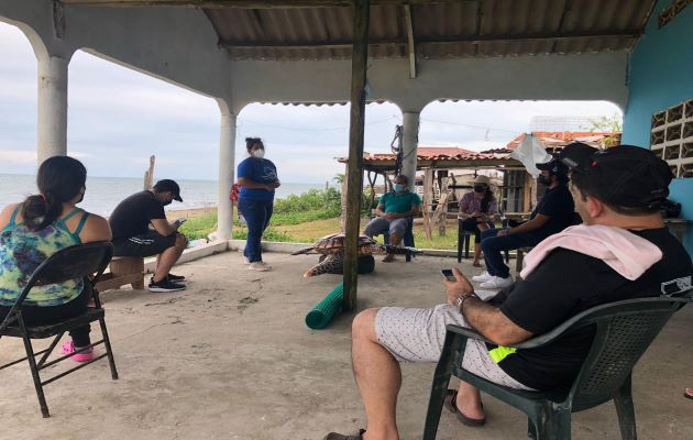 MiAmbiente realizó una jornada de sensibilización con los moradores de la playa Las Comadres, ubicada en el distrito de Las Tablas. Foto: Thays Domínguez