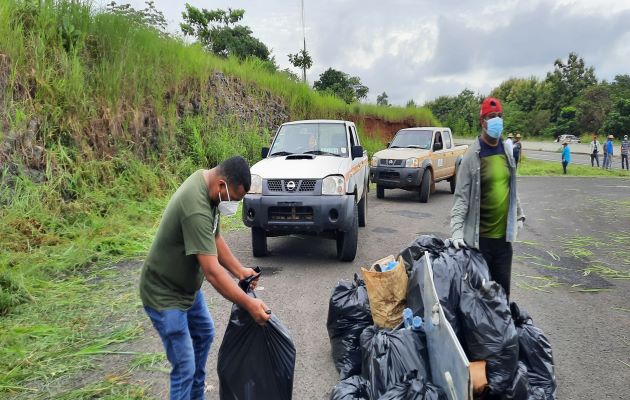 Dentro de las 200 toneladas de basura recogidas en la vía Interamericana, había muchas mascarillas usadas. Foto: Melquiades Vásquez