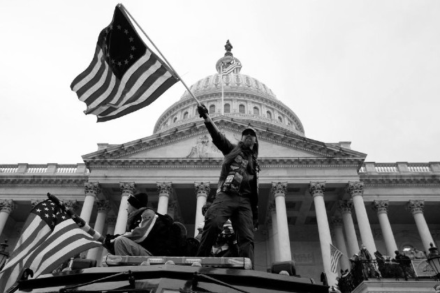 El año pasado fue ejemplo de ello. Las explosiones de BLM en EE.UU., las protestas, los saqueos; la toma del Capitolio durante el 6 de enero de 2021, los muertos, los desastres, el desgobierno. Foto: EFE.