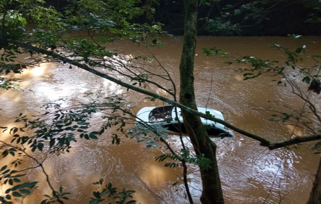  El auto tipo sedán fue encontrado río abajo. Foto: Thays Domínguez